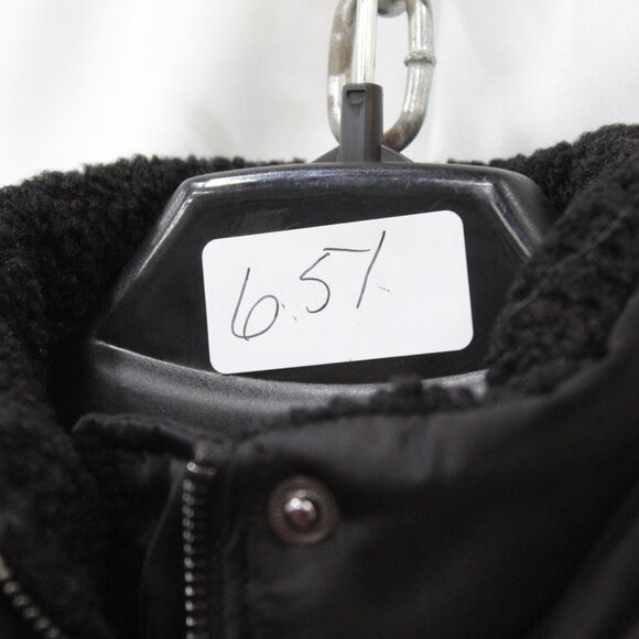 Elegant Black Puffer Jacket with Fleece Detail - Picture 2 of 9